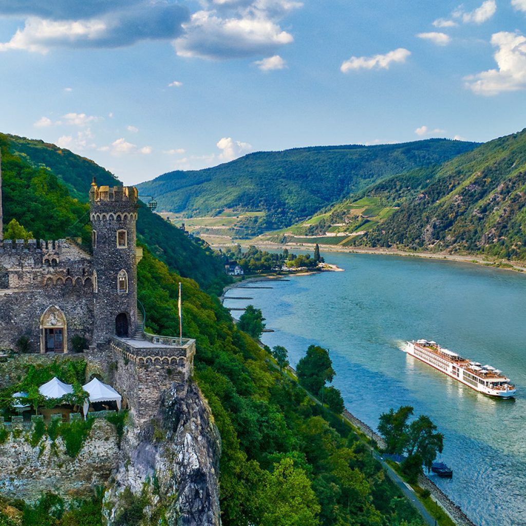 a-viking-longship-sails-the-middle-rhine